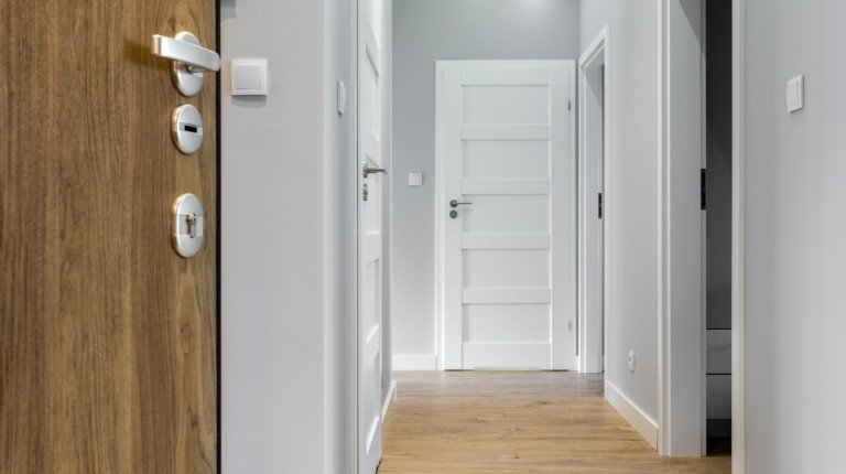 Drzwi w dwóch kolorach